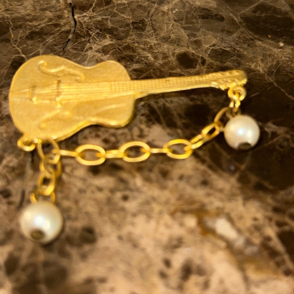 GOLDTONE musical brooch with chain and pearls